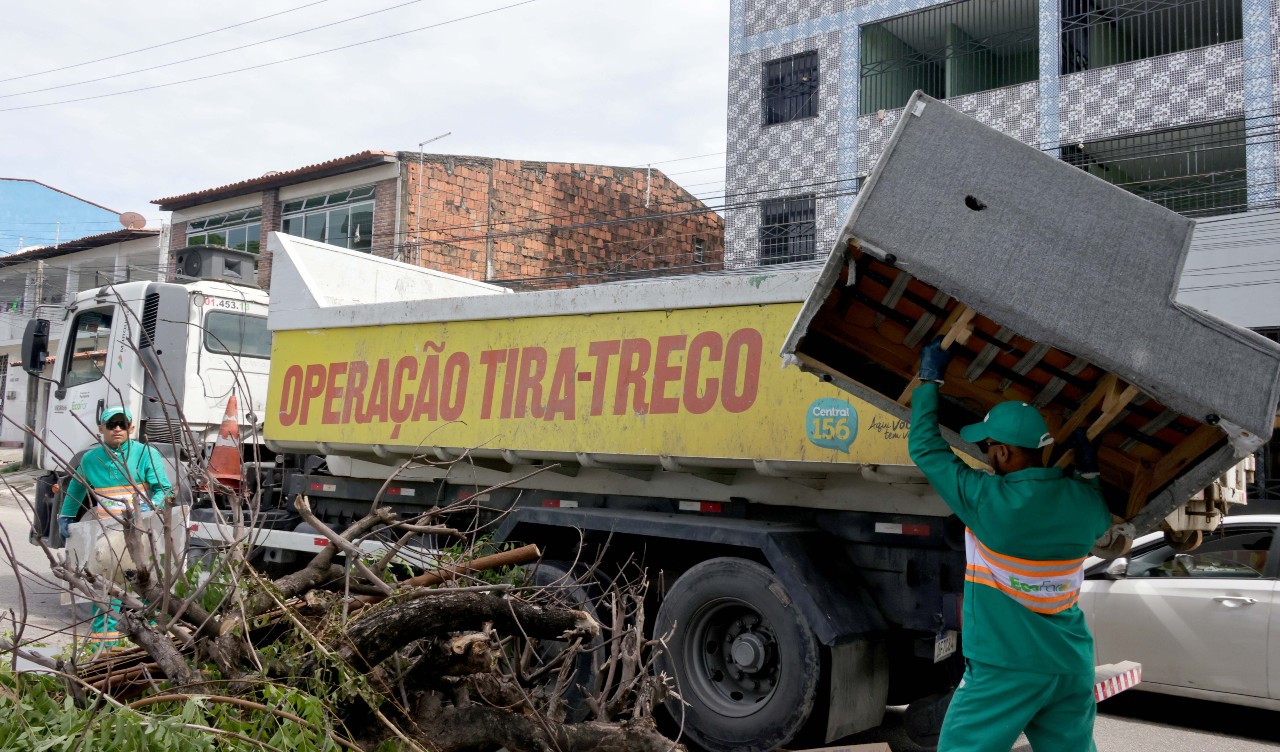 funcionário da ecofor joga um sofá dentro do caminhão tira-treco 